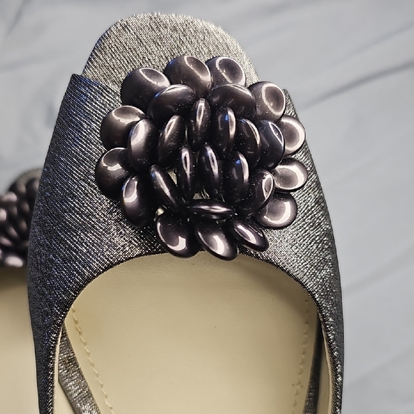 Anne Klein Metallic Slingback Heels with Floral Accent Size 10M - Picture 8 of 9